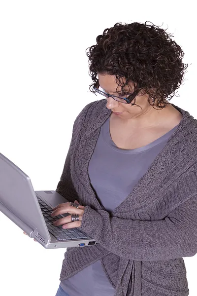 Hispanique femme d'affaires tenant un ordinateur portable — Photo
