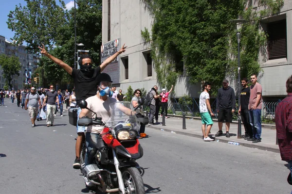 ISTANBUL - 1 de junio: Protesta pública en el Parque Gezi contra el gobierno —  Fotos de Stock