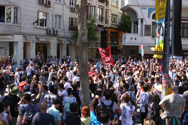 ISTANBUL - 1 de junio: Protesta pública en el Parque Gezi contra el gobierno — Foto de Stock