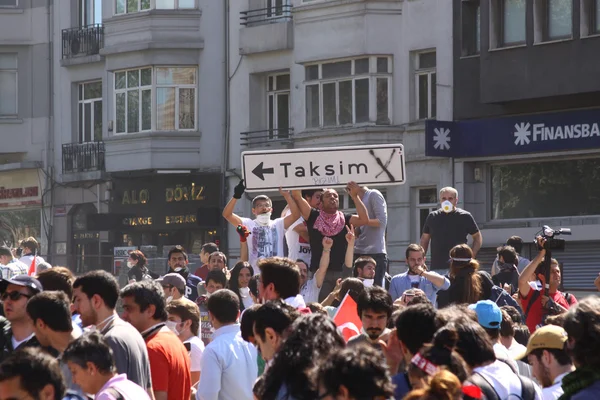 ISTANBUL - 1 de junio: Protesta pública en el Parque Gezi contra el gobierno —  Fotos de Stock