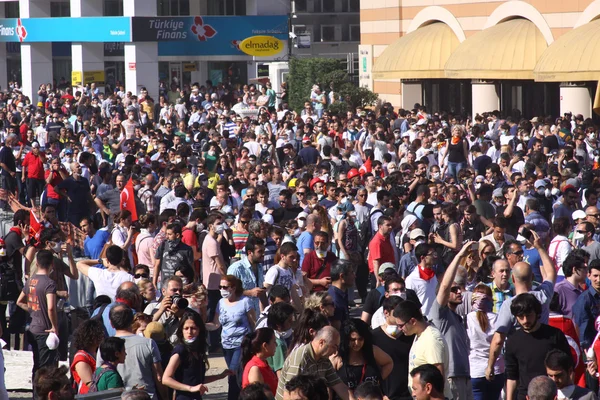 ISTANBUL - 1 de junio: Protesta pública en el Parque Gezi contra el gobierno — Foto de Stock