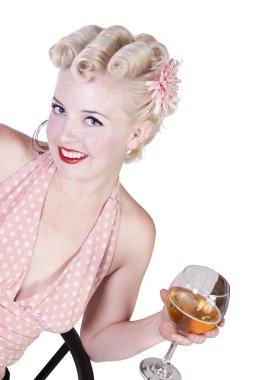 kadın sandalyede - izole içme pin-up elbise