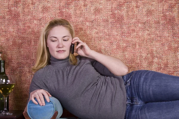 Teenager na mobilní telefon — Stock fotografie