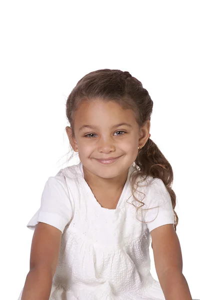 Mooi schattig klein meisje die zich voordeed op een geïsoleerde achtergrond — Stockfoto