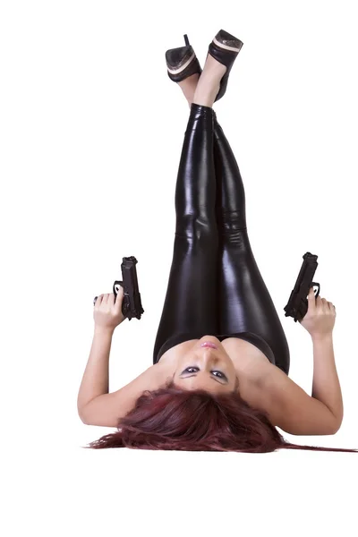 Сексуальная девушка с оружием изолированы на белом фоне — стоковое фото