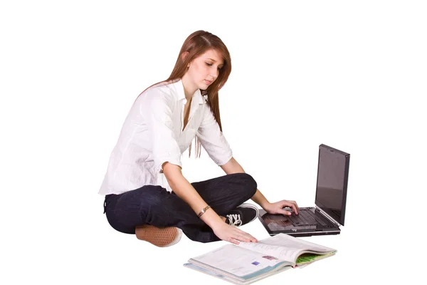 Hermosa chica trabajando en su computadora portátil —  Fotos de Stock