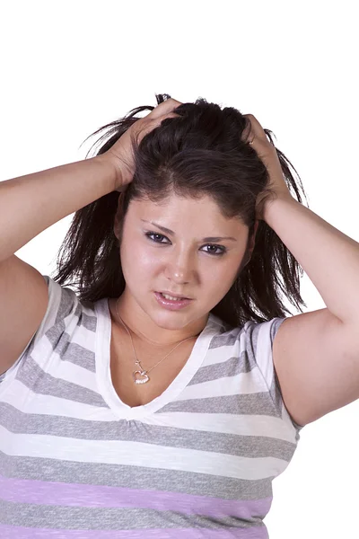 Gros plan de la jeune femme tirant ses cheveux — Photo