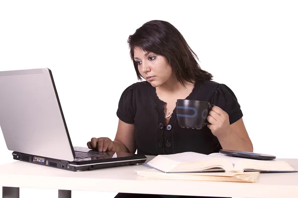 Schöne Frau arbeitet an ihrem Laptop — Stockfoto