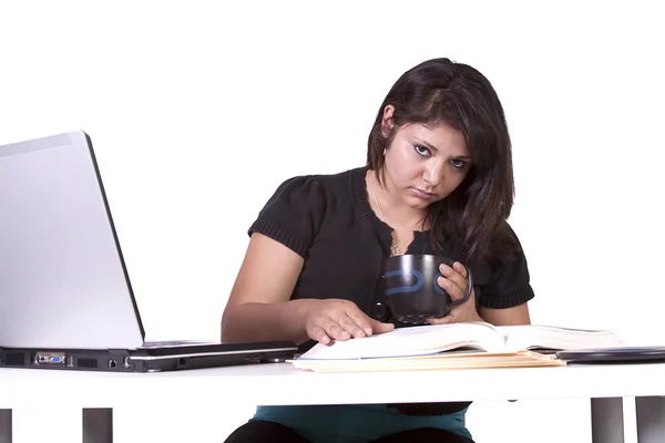 Belle femme travaillant sur son ordinateur portable — Photo