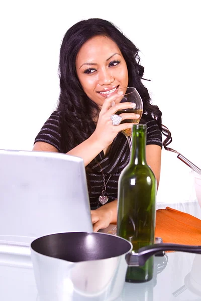 Menina bonita cozinhar na cozinha — Fotografia de Stock