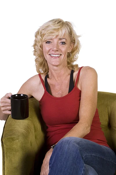 Vrouw zitten op een stoel drinken koffie — Stockfoto