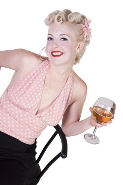 kadın sandalyede - izole içme pin-up elbise