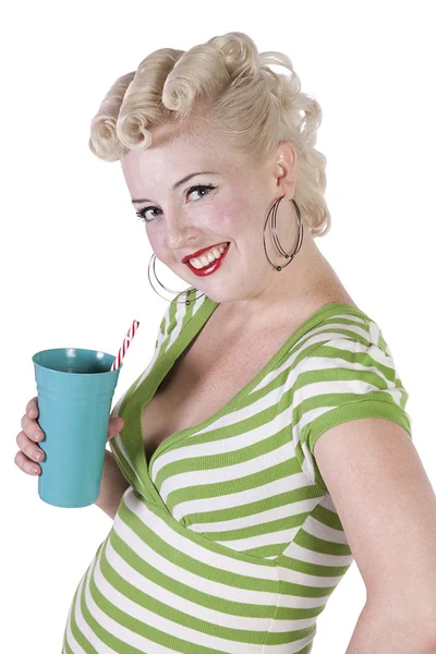 Vrouw in jurk van de pin-up drinken - geïsoleerd — Stockfoto