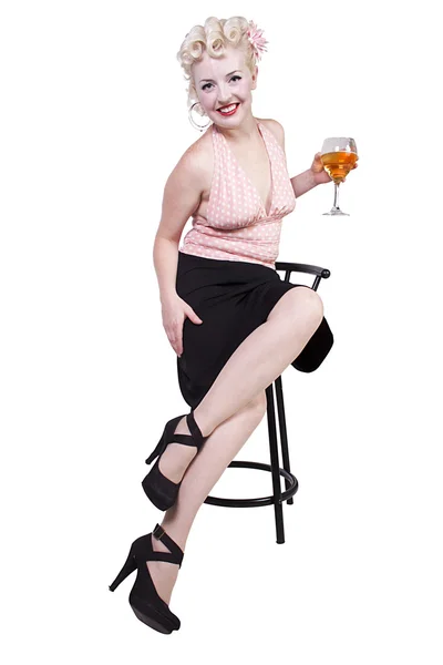 Mujer en pin-up vestido de beber en una silla - Aislado — Foto de Stock