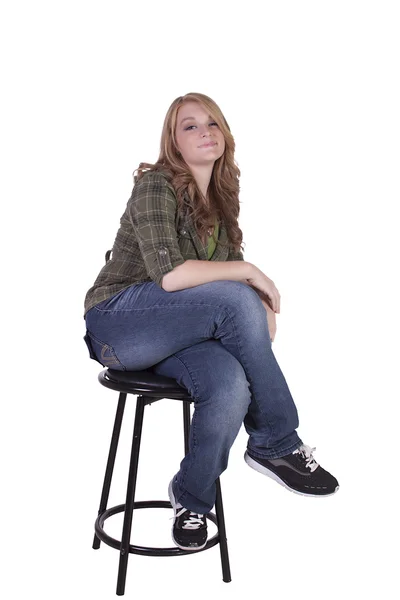 Дівчина на стільці позує — стокове фото