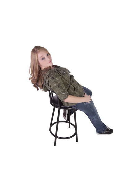 Девушка на стуле позирует — стоковое фото