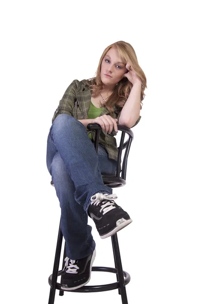 Dívka na židli pózuje — Stock fotografie