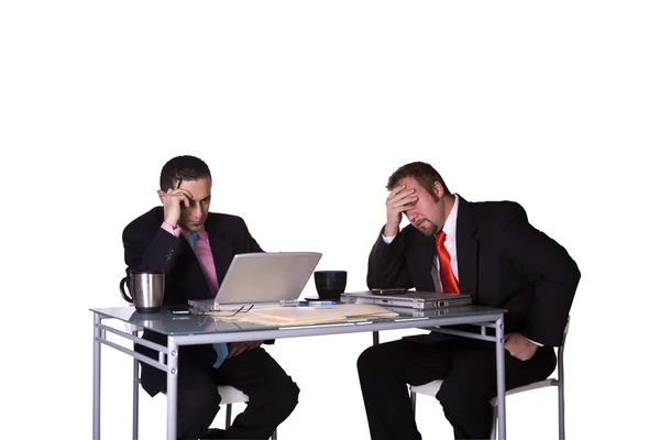 Uomini d'affari stressati che lavorano insieme per rispettare la scadenza — Foto Stock