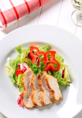 yeşil salata ile tavuk göğsü