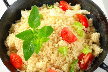 kuskus yeşil salata ve domates ile