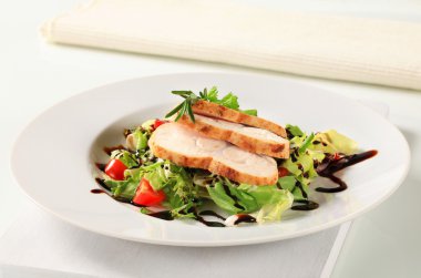 yeşil salata ile tavuk göğsü