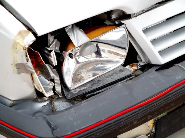 Broken front headlight on white car — Stock Photo, Image