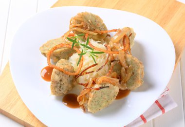 Alman ekmek köfte lahana turşusu ve soğan ile