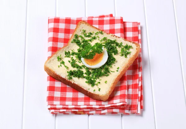 Bröd med hackad persilja — Stockfoto