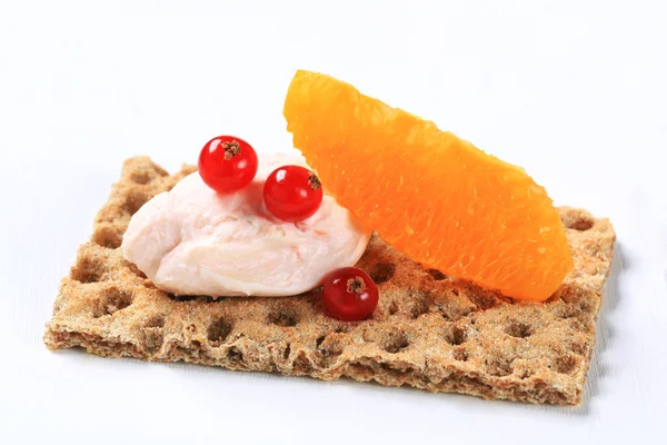 Crispbread with savory spread — Stock Photo, Image