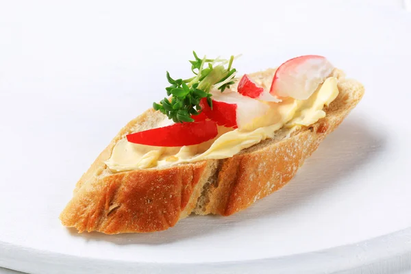 Pão com manteiga, rabanete e agrião — Fotografia de Stock