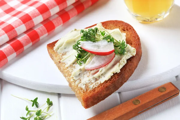 Roti renyah dengan keju dan selada — Stok Foto
