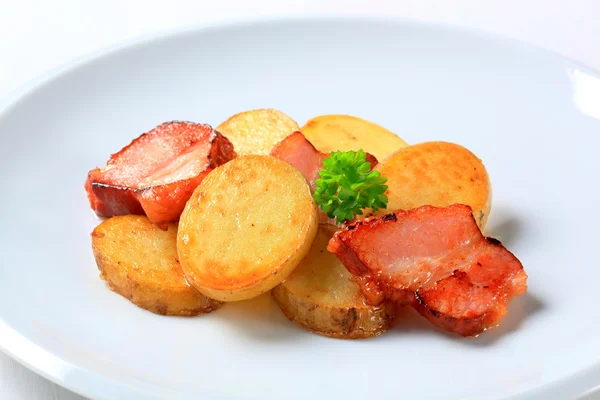 Pan roasted potato slices and bacon — Stock Photo, Image