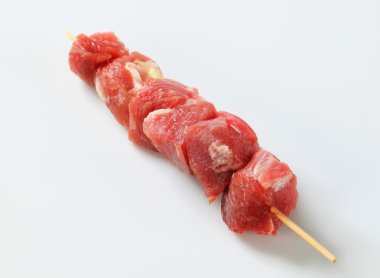 pişmemiş domuz eti şiş