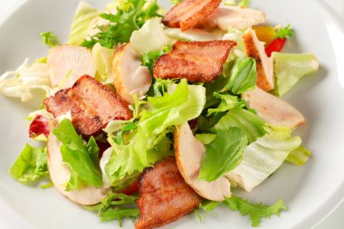yeşil salata tavuk ve domuz pastırması