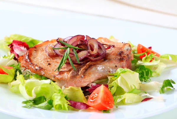 Costeleta de porco com salada verde — Fotografia de Stock