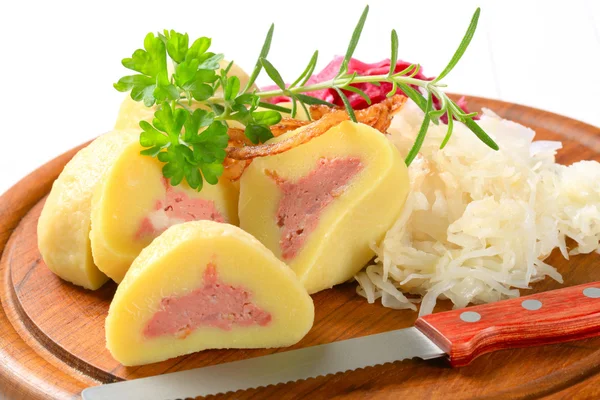 Meat stuffed potato dumplings with shredded cabbage — Stock Photo, Image