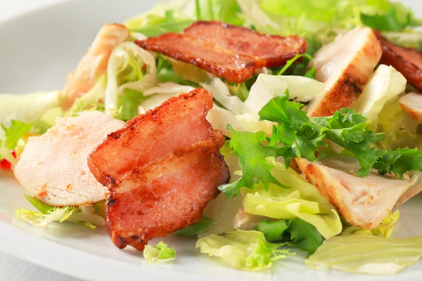 Yeşil salata tavuk ve domuz pastırması — Stok fotoğraf