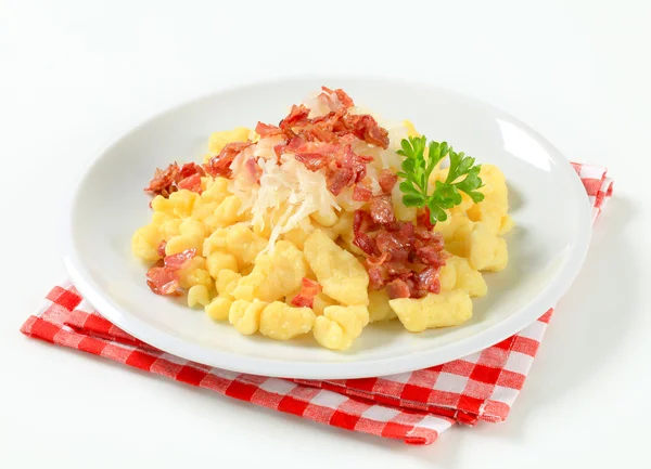 Small potato dumplings with bacon and cabbage — Stock Photo, Image