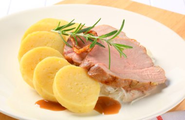 patates köfte ve Beyaz lahana soslu domuz eti