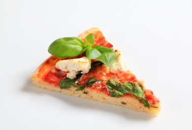 peynir, pastırma ve ıspanaklı pizza