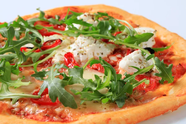 Пицца с сыром и рукколой — стоковое фото