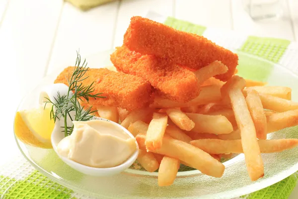 Dita di pesce fritte e patatine fritte — Foto Stock