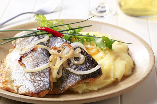 Pan fried trout with mashed potatoes — Stock Photo, Image