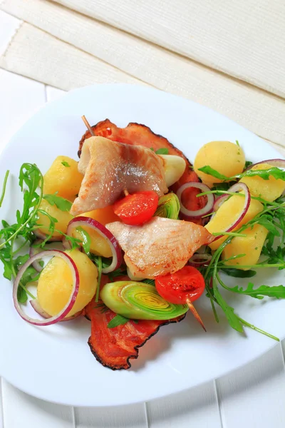 Vis brochette met kant Aardappelschotel — Stockfoto