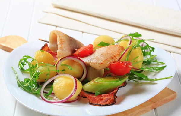 Fischspieß mit Kartoffelbeilage — Stockfoto