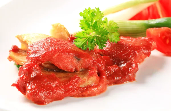 Filetes de peixe branco com molho de tomate — Fotografia de Stock