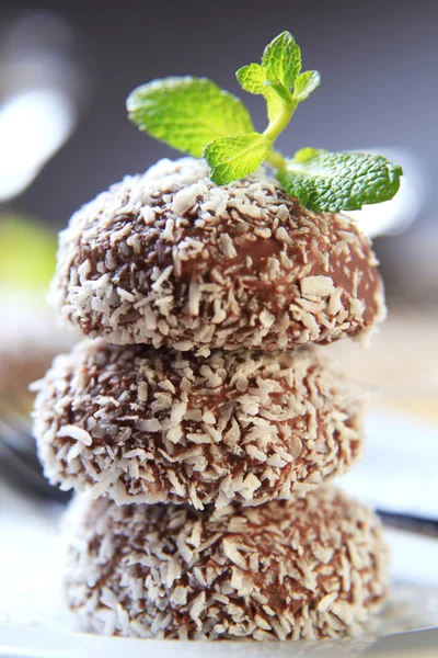 Шоколадные кокосовые конфеты — стоковое фото