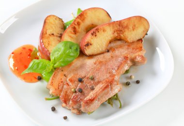 Kızarmış domuz eti ve elma dilimleri pan