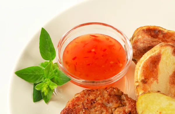 Vegetabiliska patty med potatis och kryddig dopp — Stockfoto