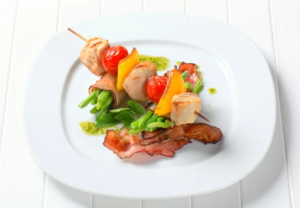 Espetos de frango e feijão verde envolto em bacon — Fotografia de Stock